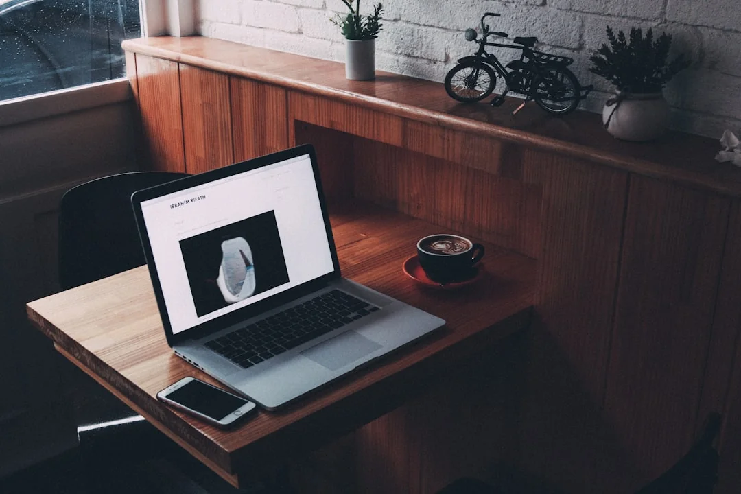 Une personne utilisant un ordinateur portable pour parcourir des sites de photos de stock. Travail indépendant dans un cadre chaleureux.